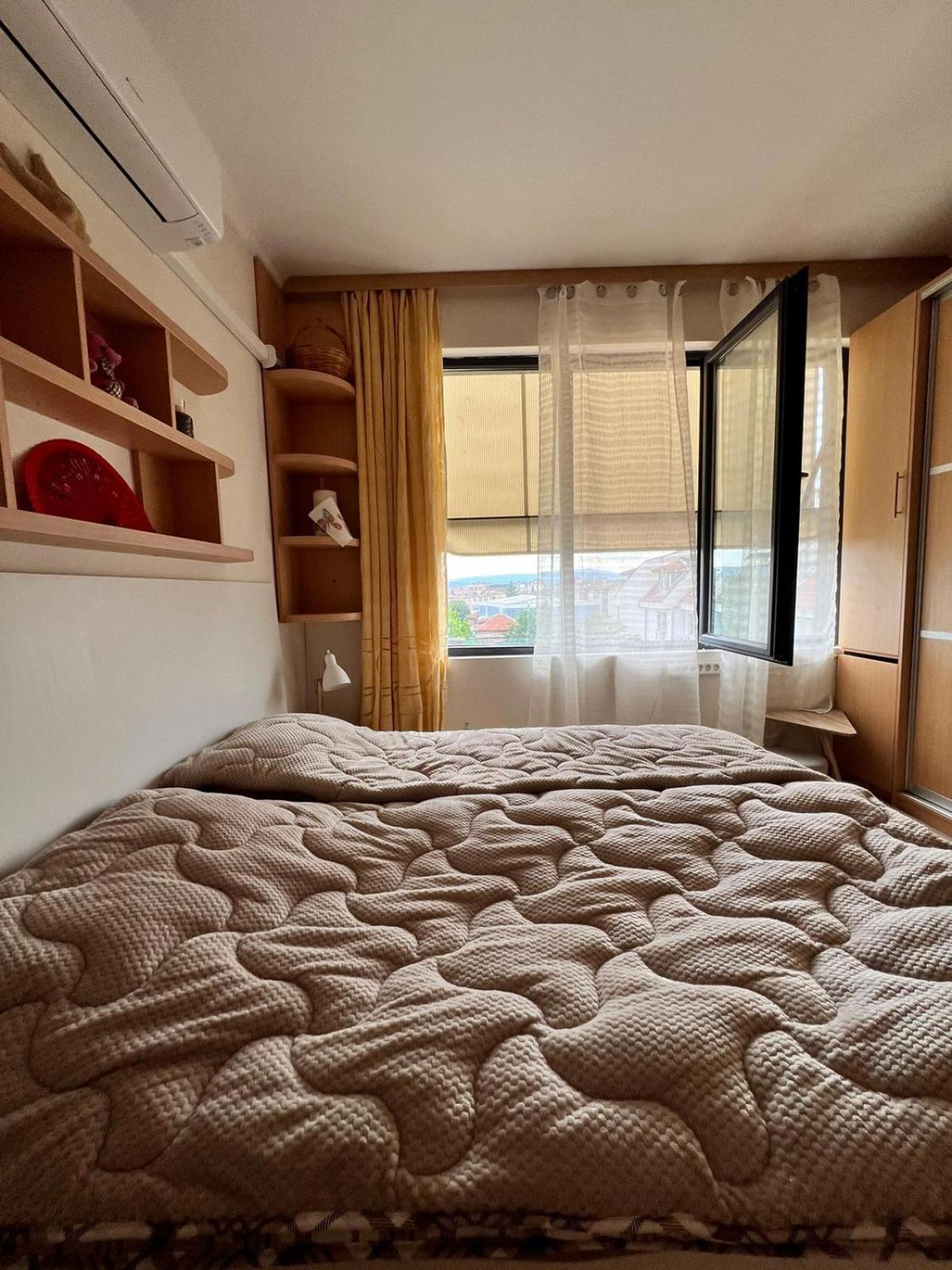 Downtown Central Apartment With Working Kitchen, City Views & Free Parking Kazanlŭk Dış mekan fotoğraf