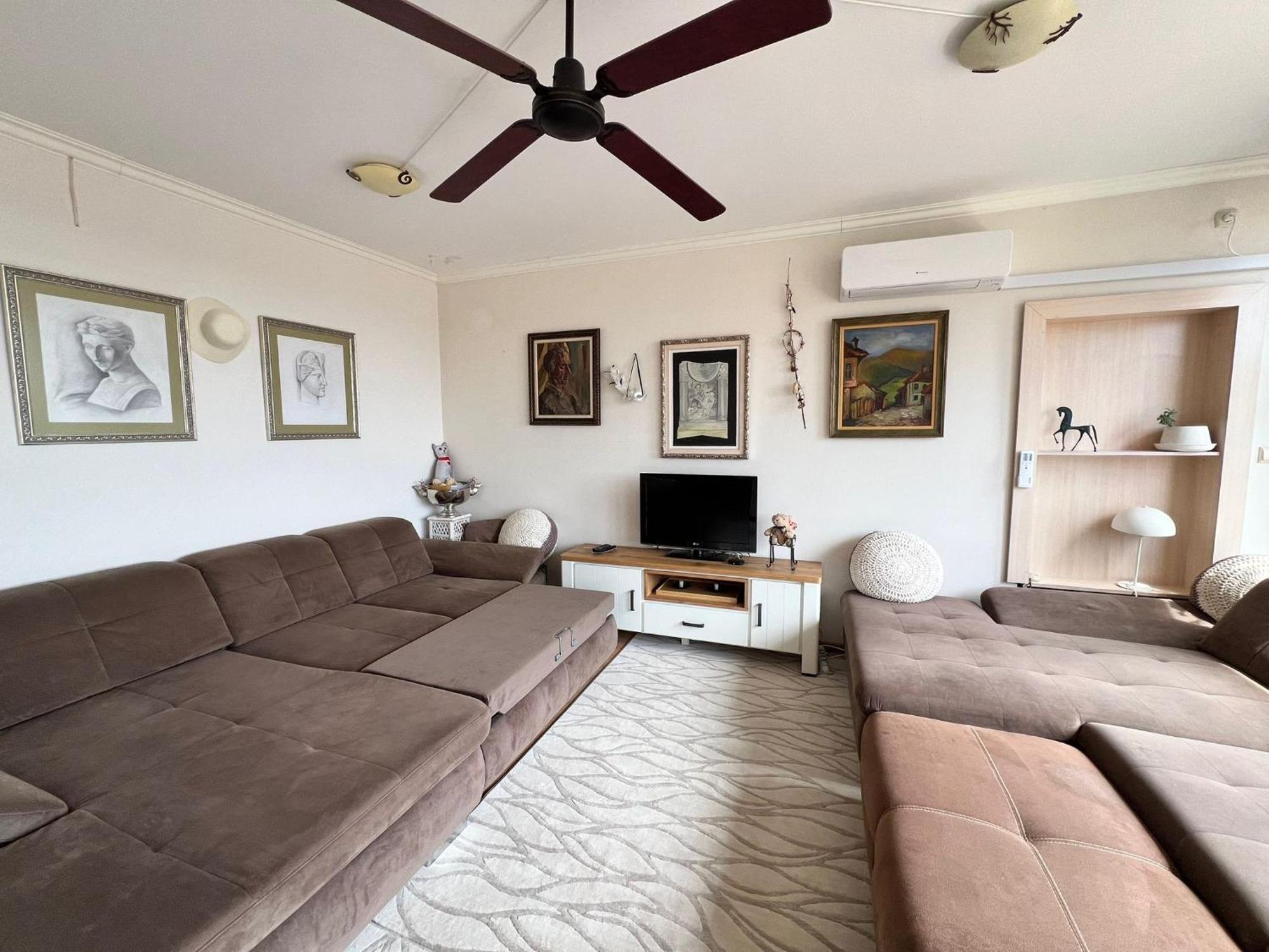 Downtown Central Apartment With Working Kitchen, City Views & Free Parking Kazanlŭk Dış mekan fotoğraf