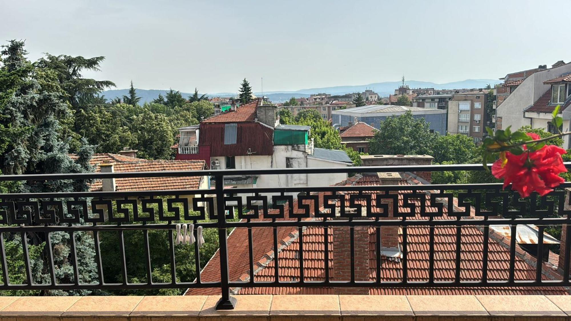 Downtown Central Apartment With Working Kitchen, City Views & Free Parking Kazanlŭk Dış mekan fotoğraf